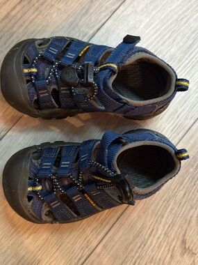 KEEN toddler sz 9 Blue Closed-Toe Sandals